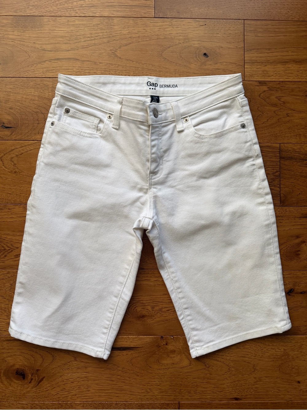 Women’s GAP White Bermuda Denim Jean Shorts Size 2/26